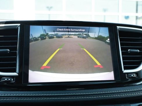 Used 2023 Chrysler Pacifica Touring-L FWD image 18