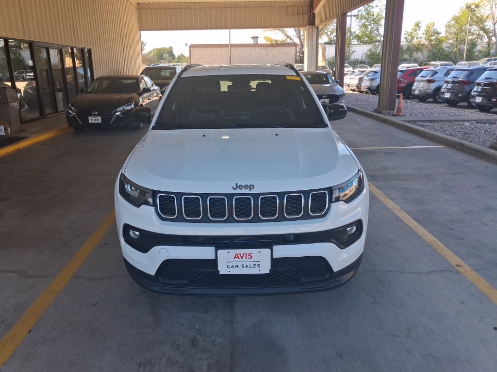 Used 2025 Jeep Compass Latitude AWD/4WD image 5