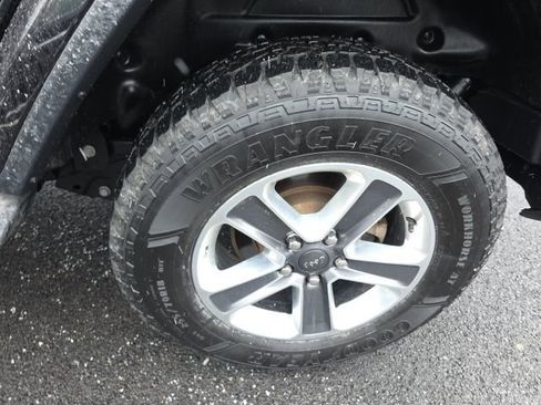 Used 2020 Jeep Wrangler Unlimited Sahara image 37