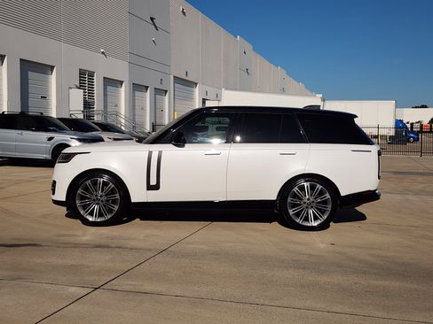 Used 2023 Land Rover Range Rover SE AWD/4WD image 3