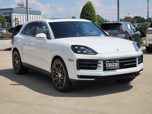 Used 2024 Porsche Cayenne AWD/4WD image 3