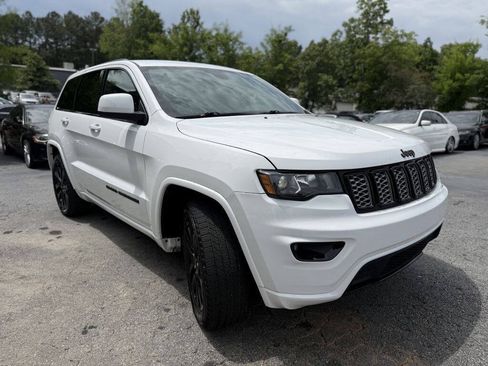 Used 2019 Jeep Grand Cherokee Altitude RWD image 3