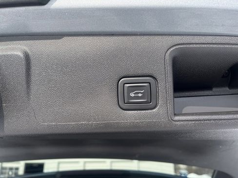 Used 2023 GMC Terrain SLT image 17