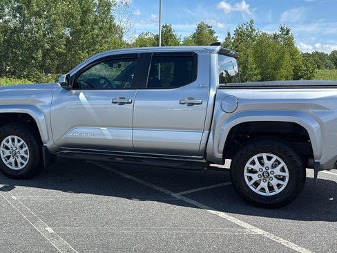 Used 2025 Toyota Tacoma SR5 AWD/4WD image 10
