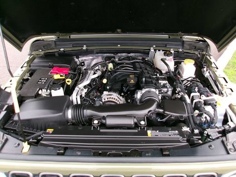 Certified 2025 Jeep Gladiator Sport AWD/4WD image 19