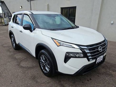 Used 2025 Nissan Rogue S image 2