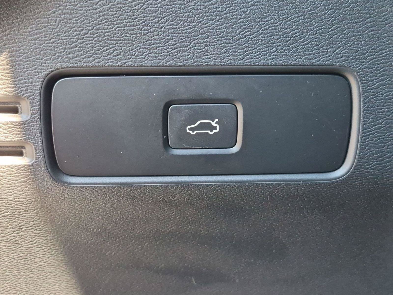 Used 2024 Volvo XC40 B5 Core AWD/4WD image 35