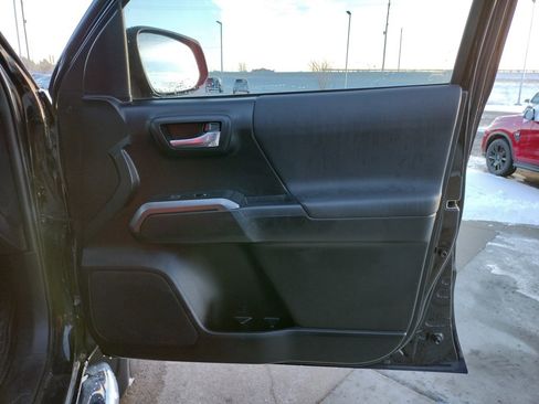 Used 2017 Toyota Tacoma TRD Sport image 19