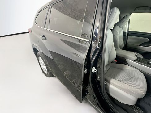 Used 2021 Toyota Highlander L FWD image 28