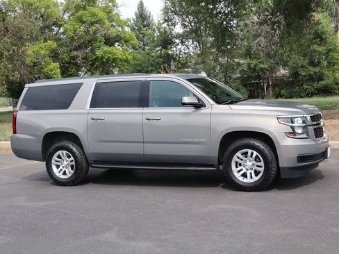 Used 2019 Chevrolet Suburban LT RWD image 2