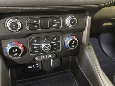 Used 2024 GMC Yukon SLE w/ Gmc Pro Safety Plus Package RWD image 18