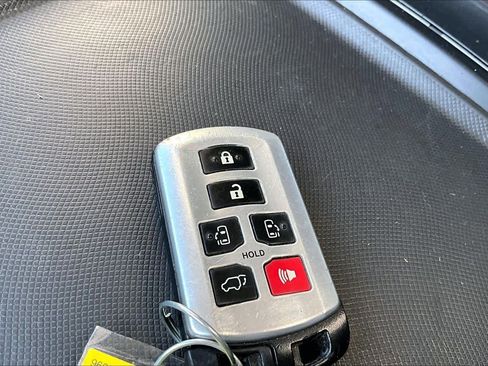 Used 2014 Toyota Sienna XLE image 14