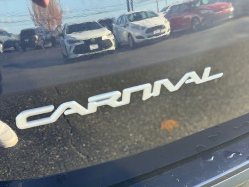 Used 2024 Kia Carnival LX image 11