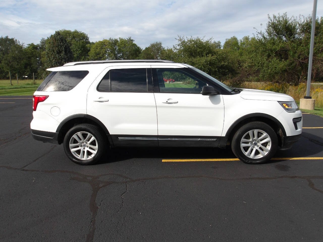 Used 2019 Ford Explorer XLT AWD/4WD image 2