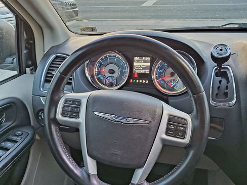 Used 2015 Chrysler Town & Country Touring FWD image 27