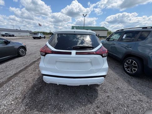 Used 2024 Nissan Kicks SV FWD image 3