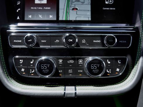 Used 2025 Bentley Bentayga AWD/4WD image 79