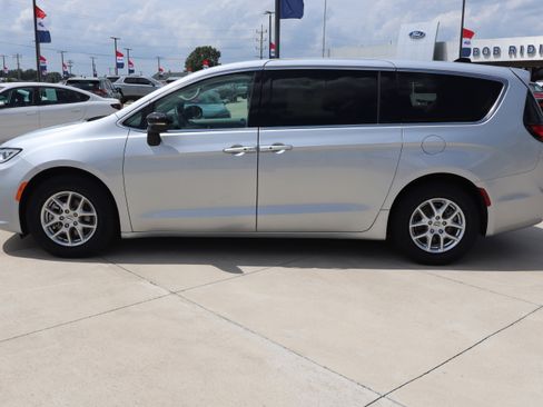 Used 2024 Chrysler Pacifica Touring-L FWD image 8