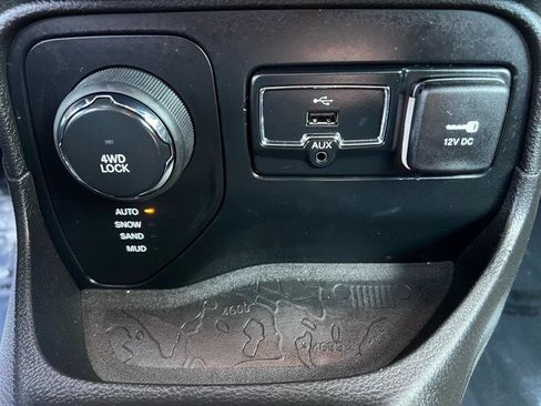 Used 2017 Jeep Renegade Altitude AWD/4WD image 21