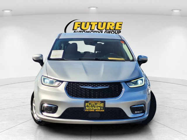 Used 2023 Chrysler Pacifica Touring-L FWD image 2