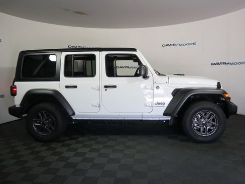 Used 2025 Jeep Wrangler Unlimited Sport AWD/4WD image 4