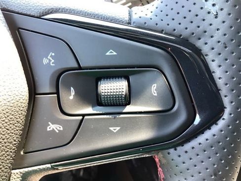 Used 2025 Chevrolet Trax RS w/ Sunroof Package FWD image 17