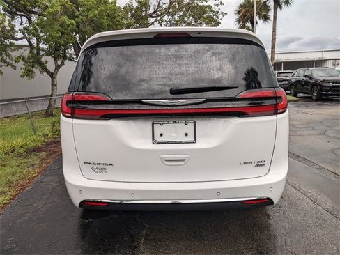 Used 2023 Chrysler Pacifica Limited image 5