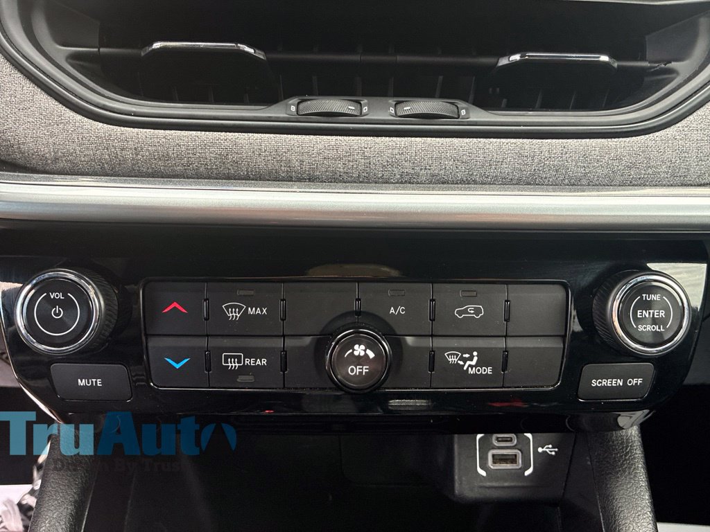 Used 2024 Jeep Compass Latitude AWD/4WD image 33