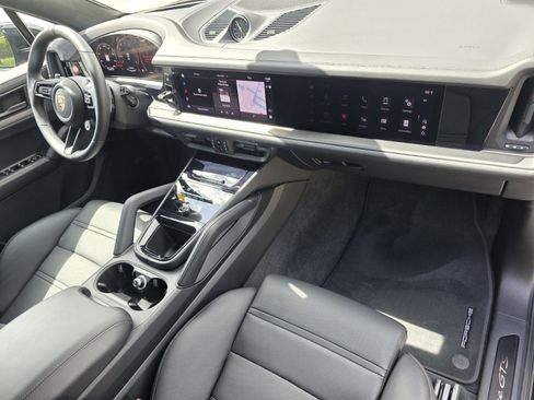 Used 2025 Porsche Cayenne GTS AWD/4WD image 30