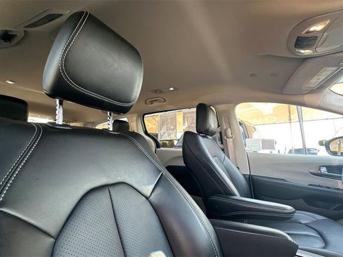 Used 2024 Chrysler Pacifica Touring-L image 18