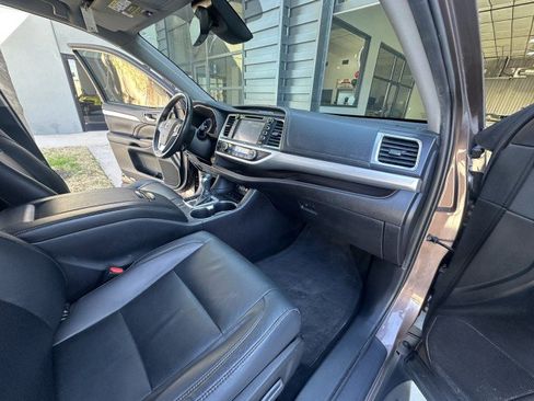 Used 2019 Toyota Highlander XLE image 16