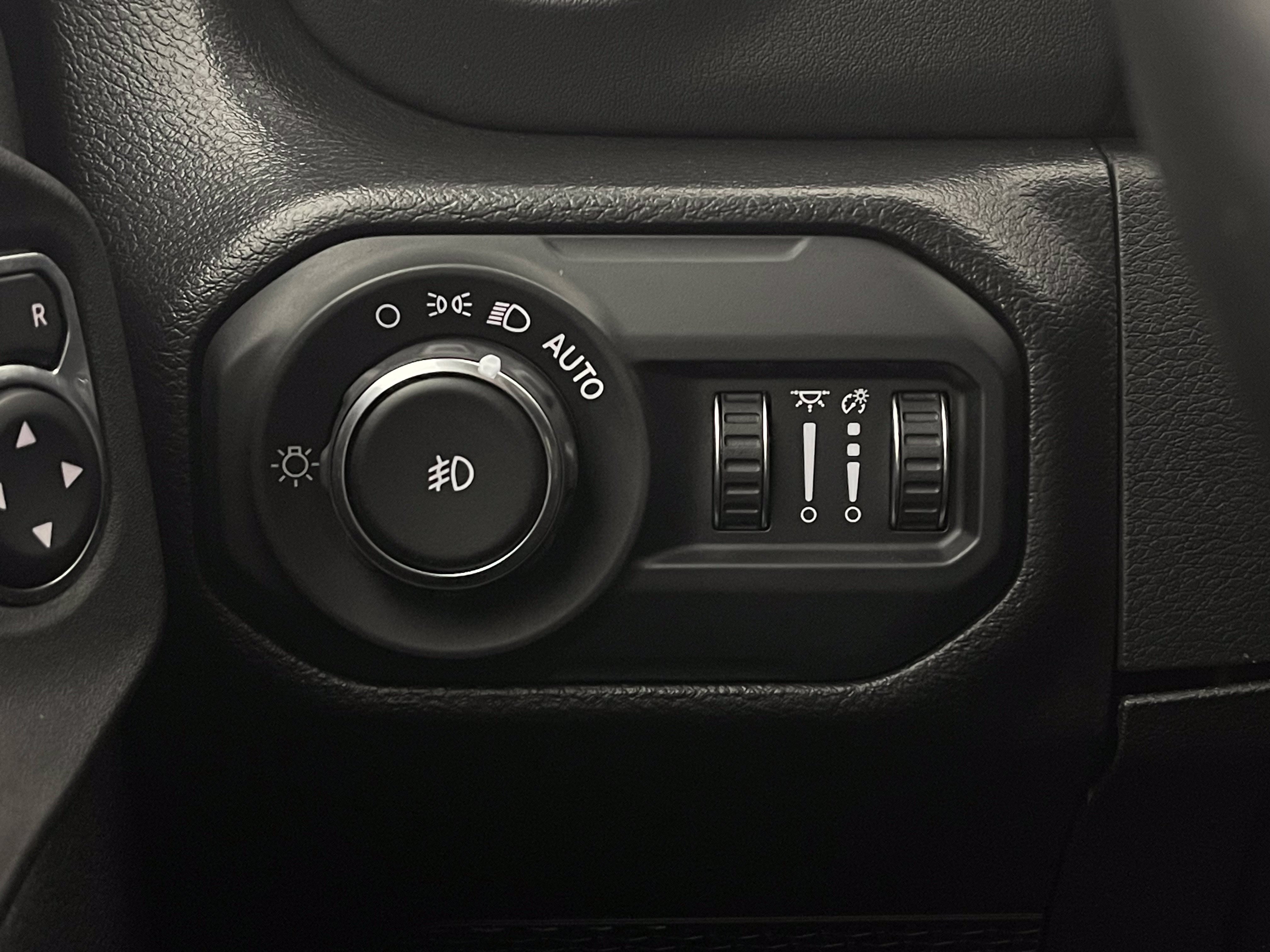 Used 2022 Jeep Wrangler Unlimited Sahara w/ LED Lighting Group AWD/4WD image 21