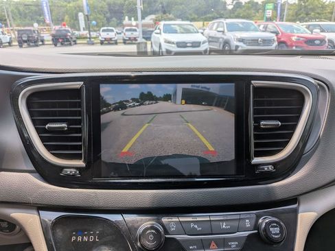 Used 2023 Chrysler Pacifica Touring-L FWD image 25