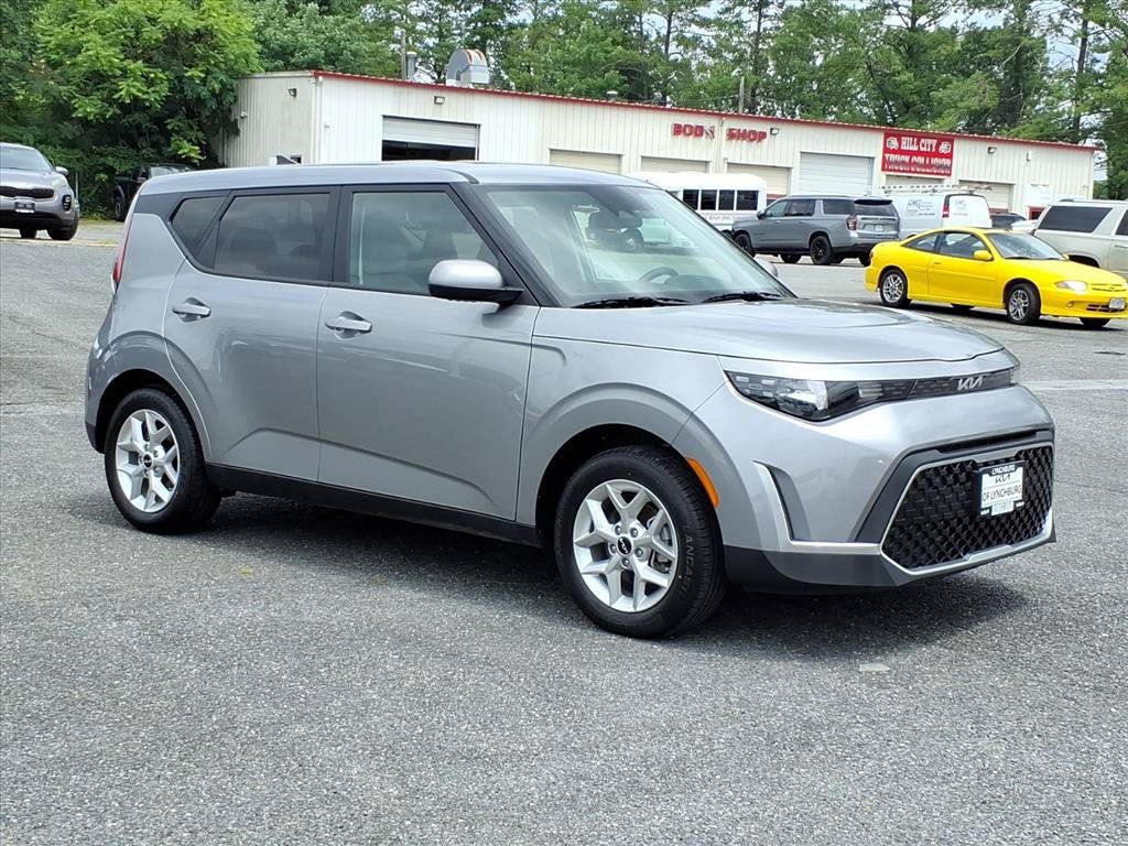 Used 2025 Kia Soul LX w/ LX Technology Package FWD image 1