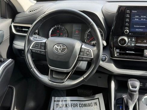 Used 2022 Toyota Highlander LE AWD/4WD image 15