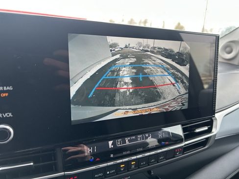 Used 2025 Toyota Sienna XLE w/ XLE Plus Package image 18