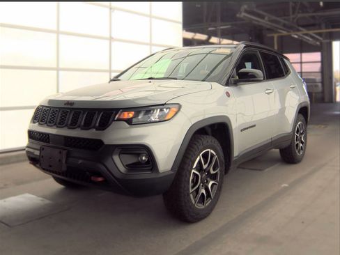 Used 2025 Jeep Compass Trailhawk AWD/4WD image 2