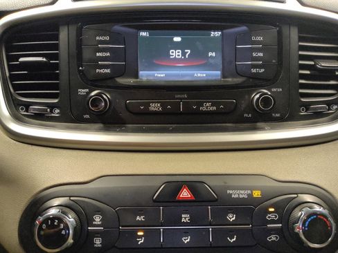 Used 2018 Kia Sorento LX image 25