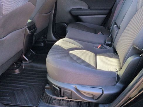 Used 2021 Toyota Highlander LE FWD image 17