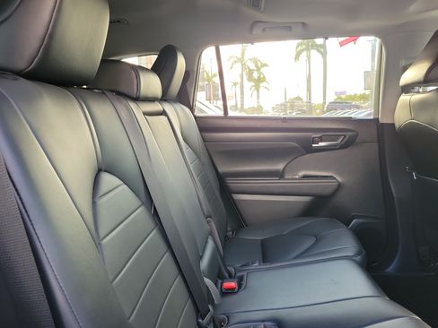 Used 2020 Toyota Highlander XLE FWD image 15