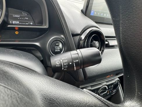 Used 2019 Toyota Yaris L FWD image 10