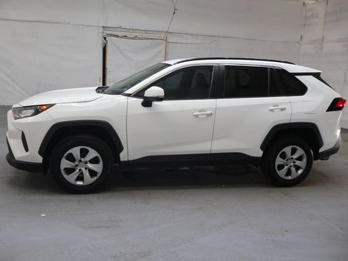 Used 2021 Toyota RAV4 LE FWD image 4