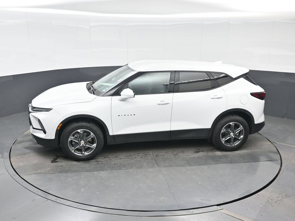 Used 2025 Chevrolet Blazer LT FWD image 18