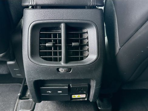 Used 2019 Jeep Cherokee Latitude Plus FWD image 16