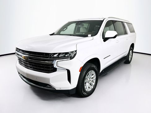 Used 2024 Chevrolet Suburban LT image 3