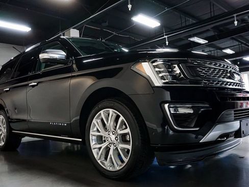 Used 2019 Ford Expedition Platinum image 2