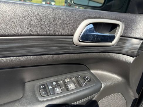 Used 2020 Jeep Grand Cherokee Altitude AWD/4WD image 11