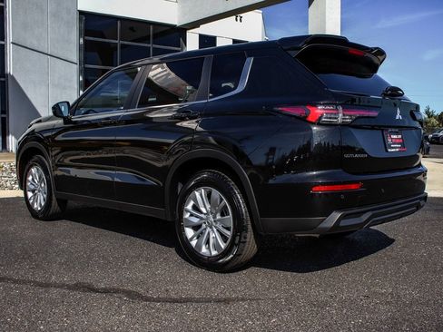 New 2025 Mitsubishi Outlander ES image 4