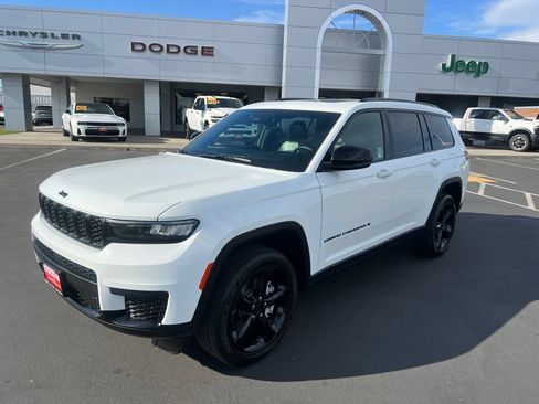 Used 2023 Jeep Grand Cherokee L Laredo AWD/4WD image 2