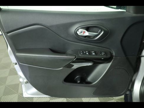 Used 2021 Jeep Cherokee Latitude Plus image 21